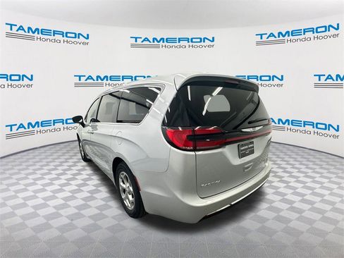 Used 2024 Chrysler Pacifica Limited image 3