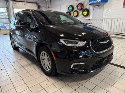 Used 2026 Chrysler Pacifica Select