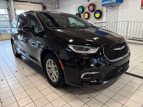 Used 2026 Chrysler Pacifica Select FWD image 1