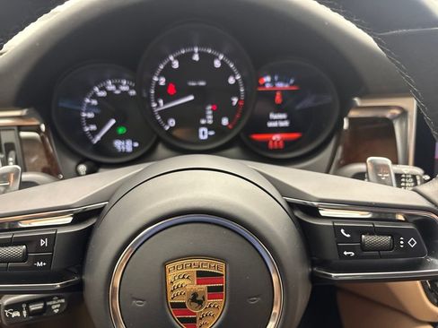 Certified 2023 Porsche Macan AWD/4WD image 33