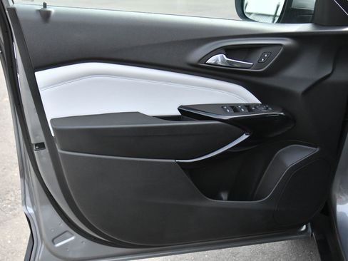 Used 2025 Chevrolet Trax LT w/ LT Convenience Package image 13