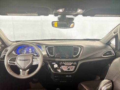 Certified 2025 Chrysler Pacifica Select AWD/4WD image 13