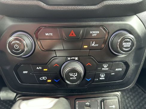 Used 2023 Jeep Renegade Latitude AWD/4WD image 26