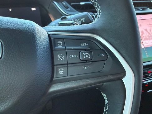 New 2025 Jeep Grand Cherokee Limited w/ Black Appearance Package image 17