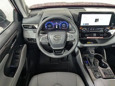 New 2026 Toyota Highlander Limited image 27