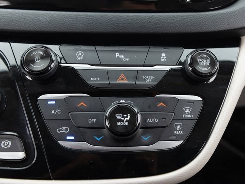 Used 2018 Chrysler Pacifica Touring-L w/ Premium Audio Group FWD image 34
