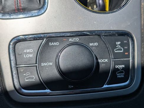 Used 2017 Jeep Grand Cherokee Trailhawk w/ Trailhawk Luxury Group AWD/4WD image 19