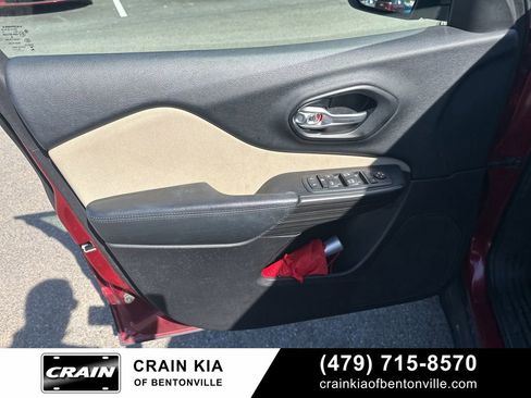 Used 2016 Jeep Cherokee Latitude w/ Cold Weather Group FWD image 12