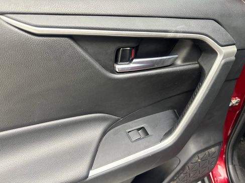 Used 2021 Toyota RAV4 XLE image 39