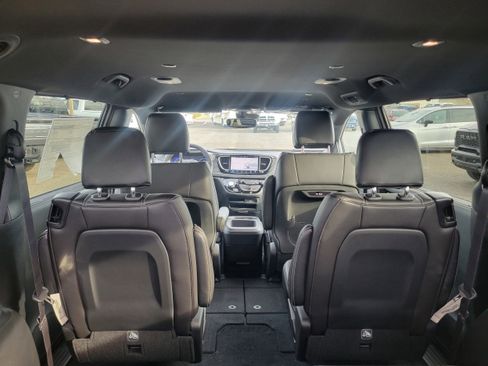 New 2026 Chrysler Pacifica Select w/ S Appearance Package image 12