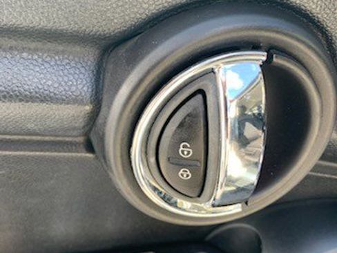 Used 2015 MINI Cooper 4-Door Hardtop image 6