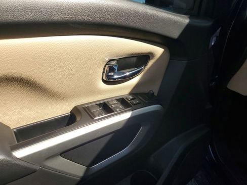 Used 2017 Nissan Titan SV image 16