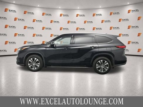 Used 2022 Toyota Highlander XLE AWD/4WD image 2