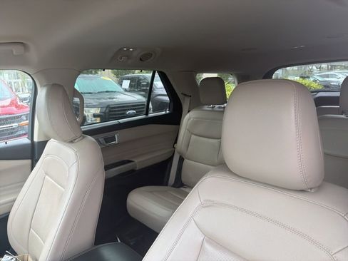 Used 2022 Ford Explorer Limited w/ Equipment Group 301A image 10