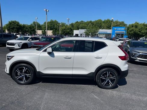 Used 2023 Volvo XC40 B5 Plus AWD/4WD image 6