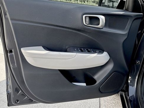 Used 2022 Hyundai Venue Limited image 38