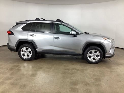 Used 2020 Toyota RAV4 XLE AWD/4WD image 4