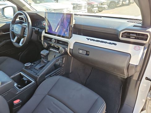 Used 2024 Toyota Tacoma TRD Off-Road image 32