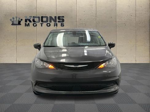 Used 2022 Chrysler Voyager LX FWD image 3