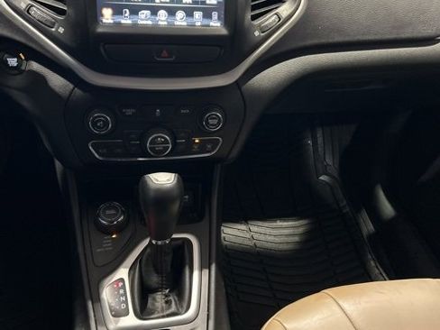 Used 2017 Jeep Cherokee Limited image 13