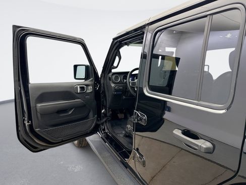 Used 2021 Jeep Wrangler Unlimited Sahara image 9