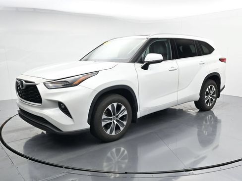 Used 2022 Toyota Highlander XLE AWD/4WD image 4