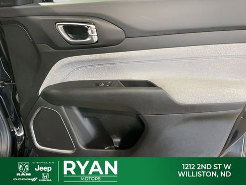 Used 2024 Jeep Compass Latitude AWD/4WD image 31