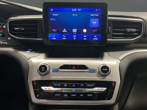 Used 2022 Ford Explorer XLT w/ Equipment Group 202A AWD/4WD image 13