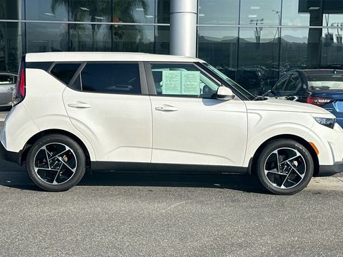 Used 2023 Kia Soul EX image 3