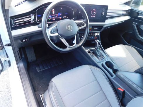 Used 2025 Volkswagen Jetta SE FWD image 15