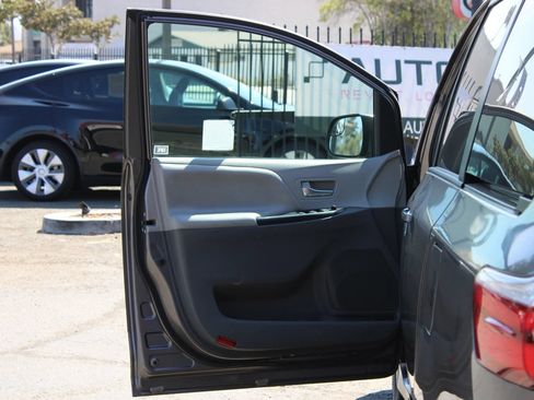 Used 2019 Toyota Sienna LE FWD image 7