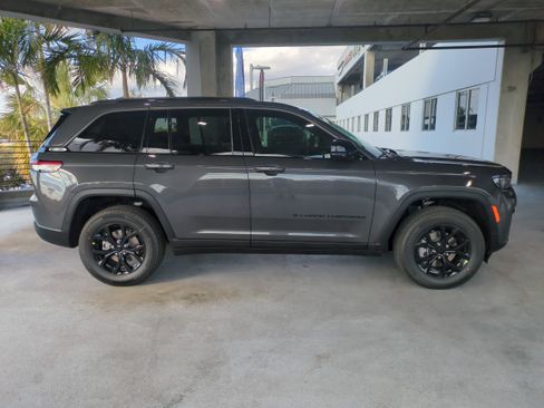 New 2026 Jeep Grand Cherokee Altitude image 4