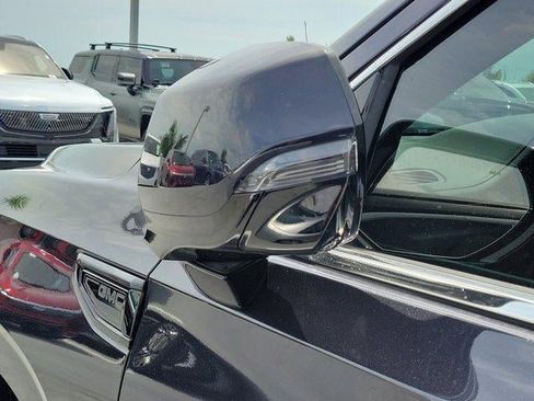 Used 2024 GMC Yukon SLT w/ SLT Luxury Package image 8