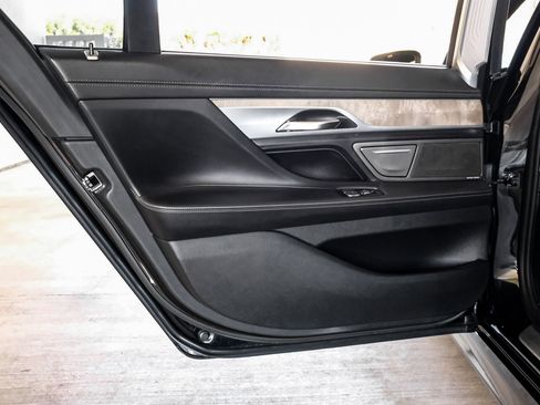 Used 2020 BMW 750i xDrive w/ Executive Package image 43