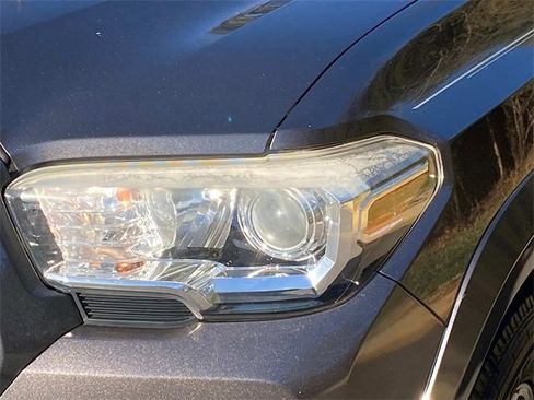 Used 2018 Toyota Tacoma SR5 image 5