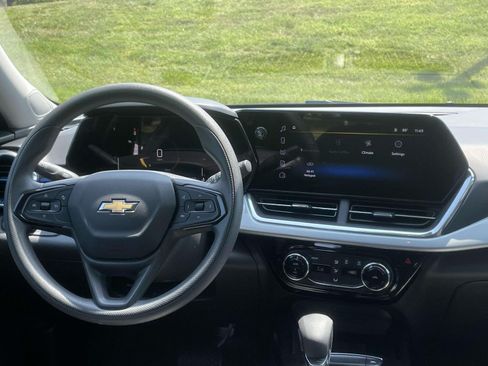 Used 2025 Chevrolet Trax LT FWD image 12