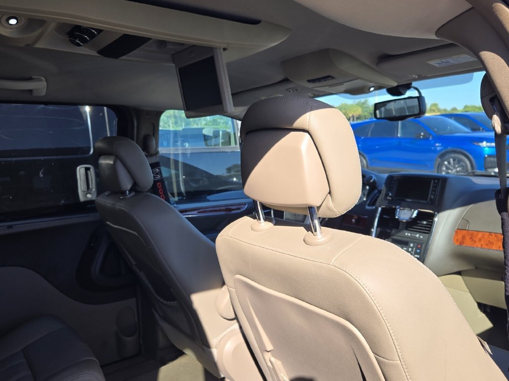 Used 2015 Chrysler Town & Country Touring FWD image 10