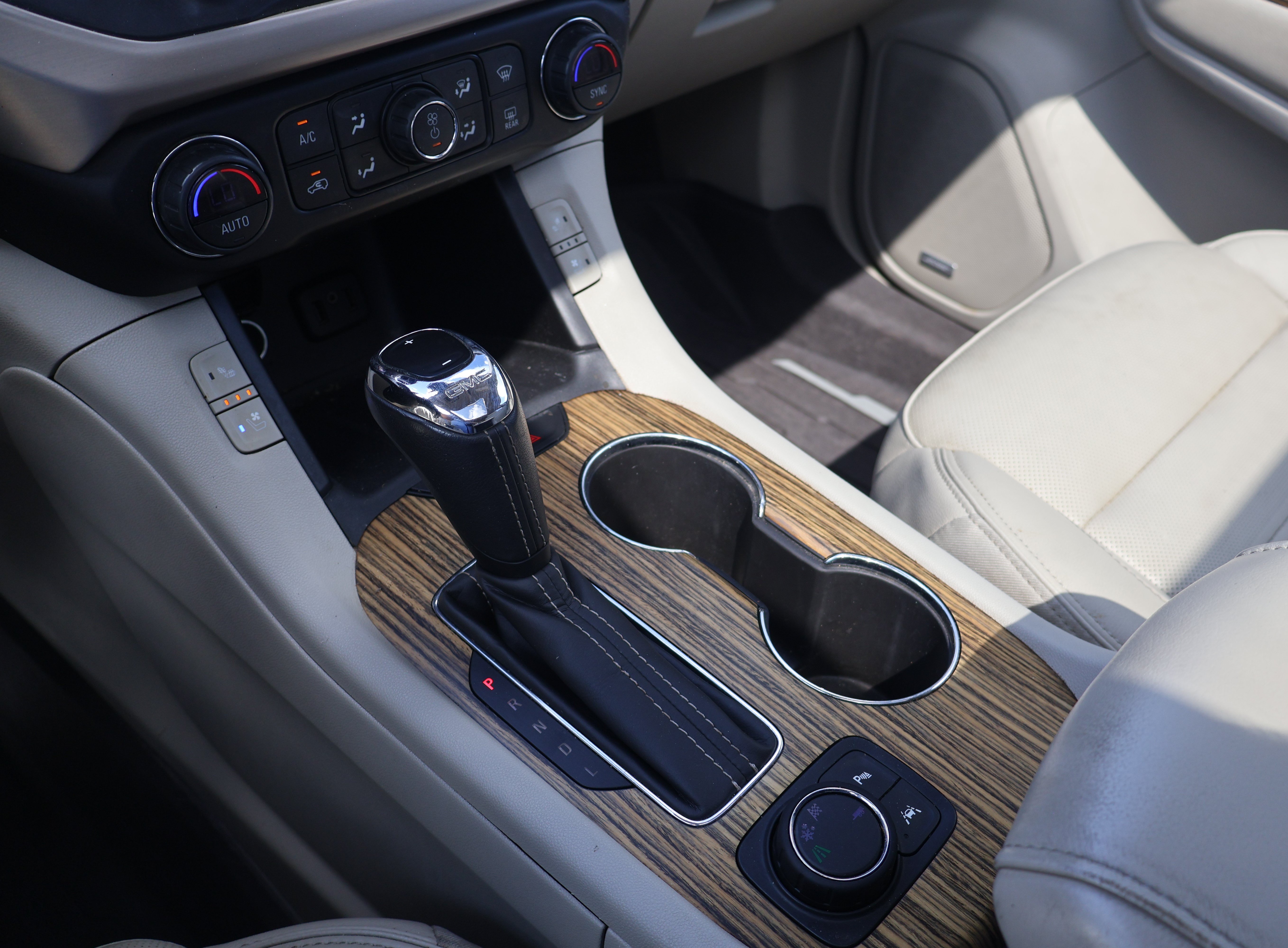 Used 2019 GMC Acadia Denali w/ Technology Package FWD image 18
