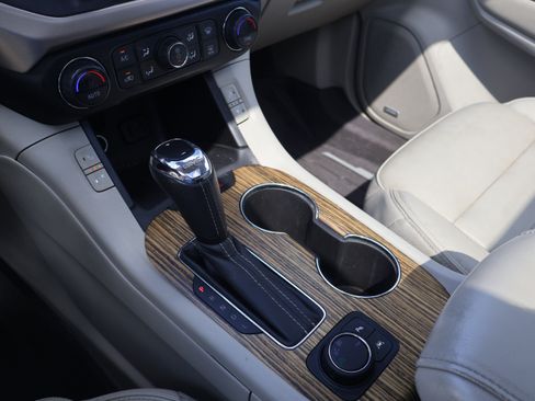 Used 2019 GMC Acadia Denali w/ Technology Package FWD image 18