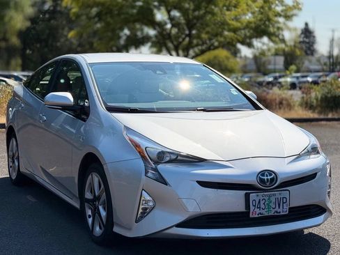 Used 2017 Toyota Prius Three Touring w/ Carpet Mat Package FWD image 7