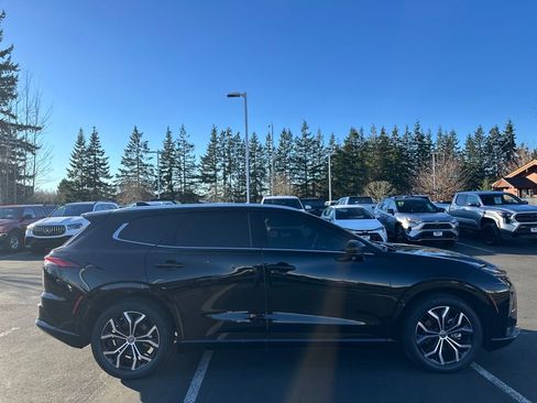 Used 2025 Toyota Crown Signia XLE image 2