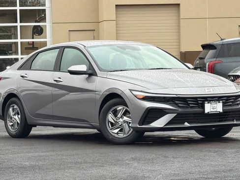 New 2026 Hyundai Elantra SE image 2