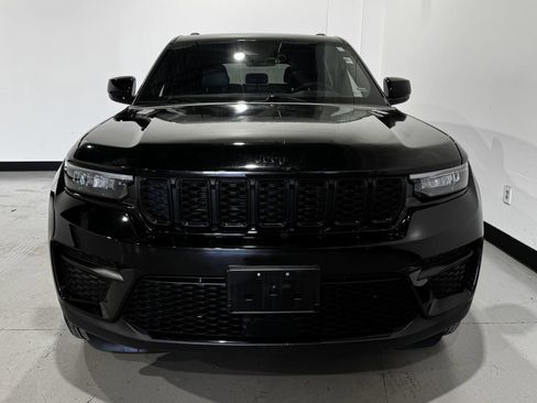 Used 2025 Jeep Grand Cherokee Altitude AWD/4WD image 10