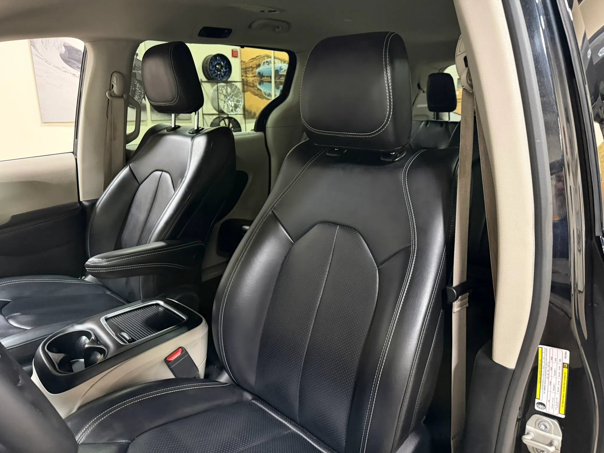 Used 2023 Chrysler Pacifica Touring-L FWD image 43