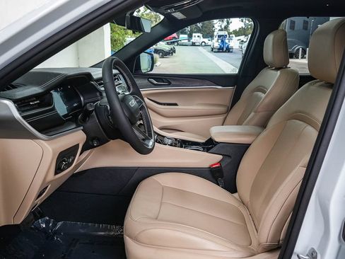 Used 2023 Jeep Grand Cherokee L Limited w/ Luxury Tech Group II AWD/4WD image 18