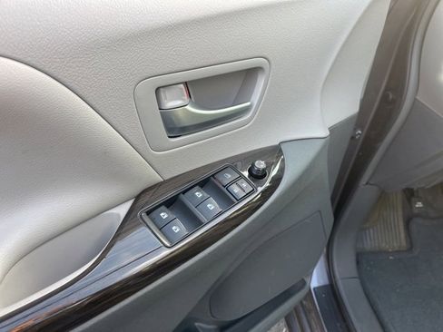 Used 2016 Toyota Sienna XLE Premium image 8