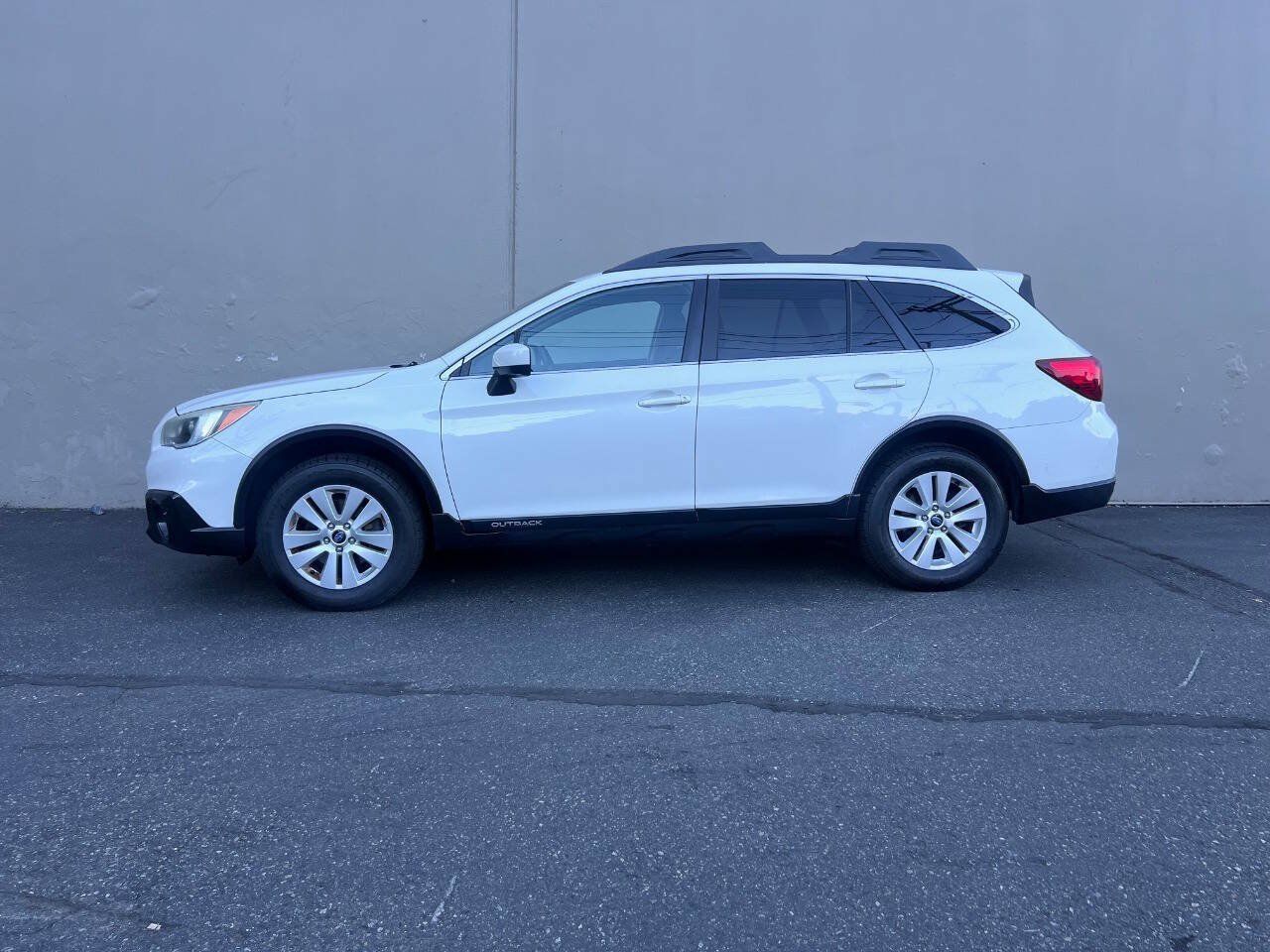 Used 2015 Subaru Outback 2.5i Premium AWD/4WD image 3