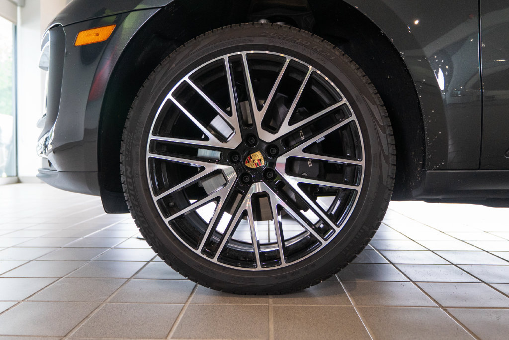 Certified 2026 Porsche Macan AWD/4WD image 11