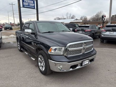 Used 2017 RAM 1500 Laramie w/ Convenience Group AWD/4WD image 8