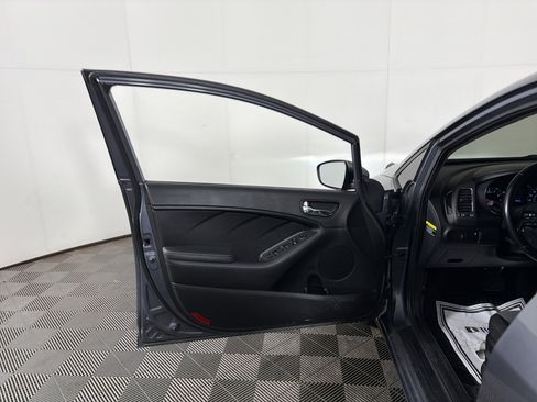 Used 2018 Kia Forte S image 27